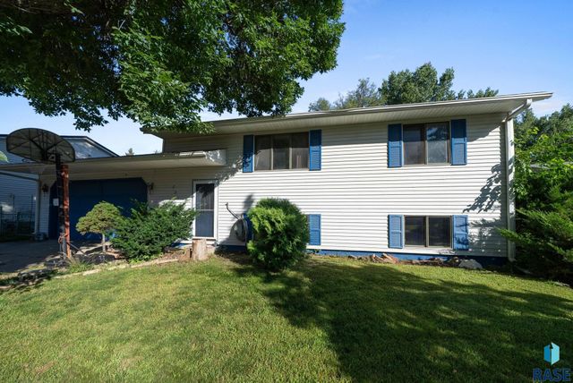 2012 E Tracy Ln Lane, Sioux Falls, SD 57103