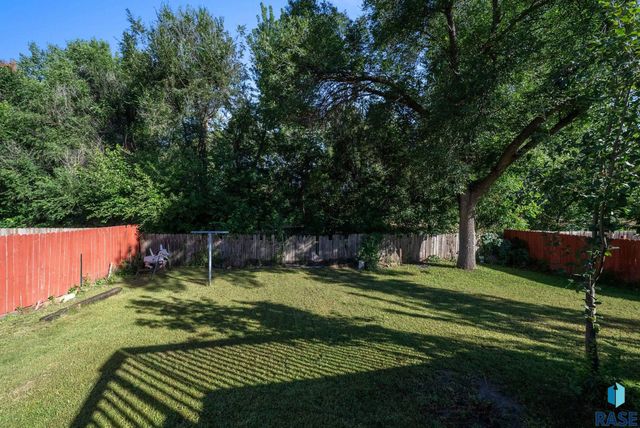 2012 E Tracy Ln Lane, Sioux Falls, SD 57103