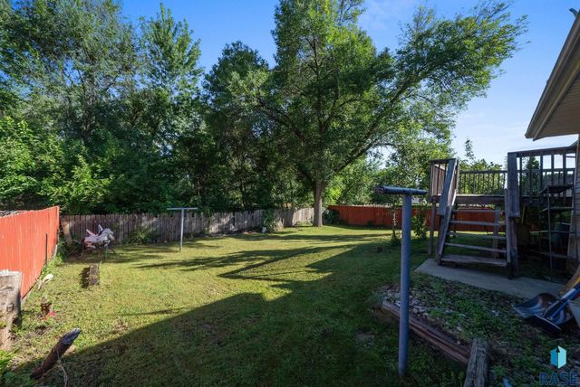 2012 E Tracy Ln Lane, Sioux Falls, SD 57103