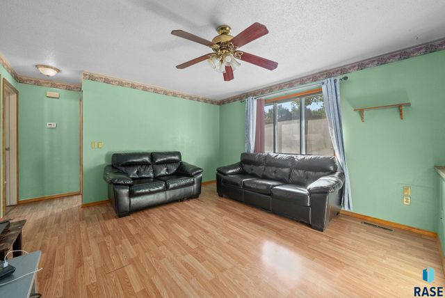 2012 E Tracy Ln Lane, Sioux Falls, SD 57103