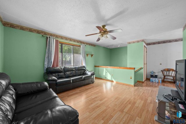 2012 E Tracy Ln Lane, Sioux Falls, SD 57103