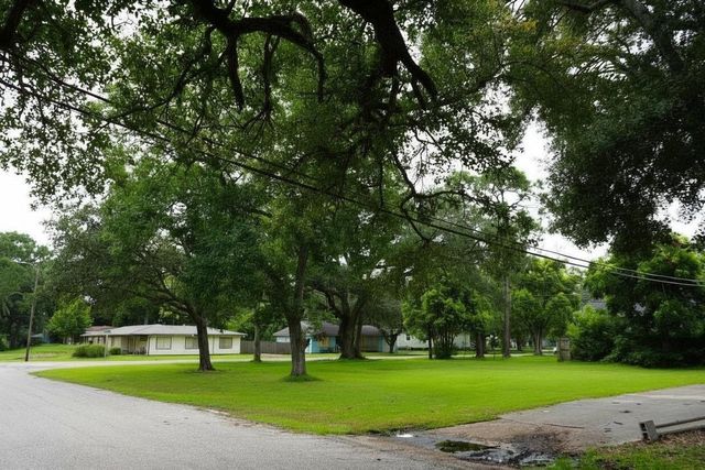 2606 N Houston Drive, La Marque, TX 77568