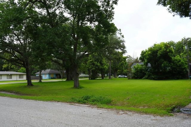 2606 N Houston Drive, La Marque, TX 77568