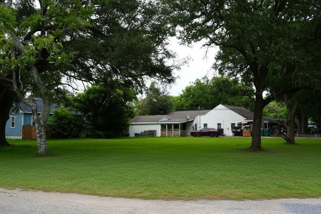 2606 N Houston Drive, La Marque, TX 77568