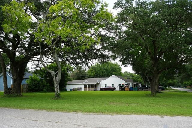 2606 N Houston Drive, La Marque, TX 77568