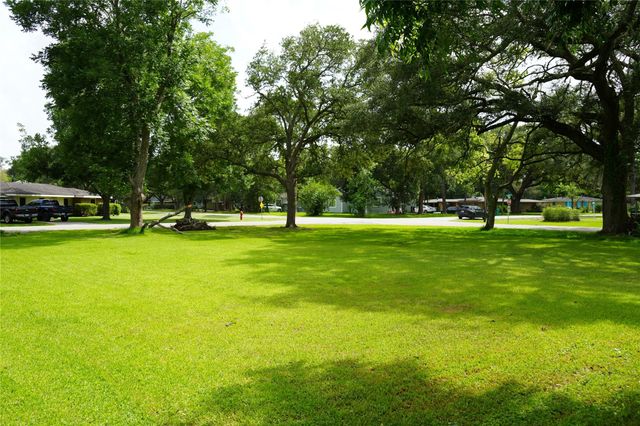 2606 N Houston Drive, La Marque, TX 77568