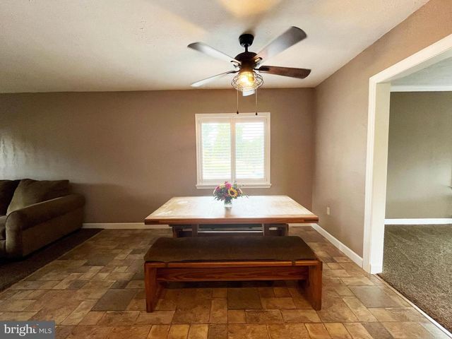 877 KING LEAR DR, Charles Town, WV 25414