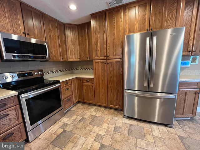 877 KING LEAR DR, Charles Town, WV 25414