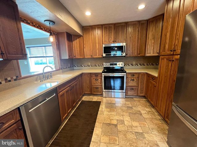 877 KING LEAR DR, Charles Town, WV 25414