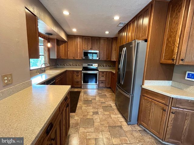 877 KING LEAR DR, Charles Town, WV 25414