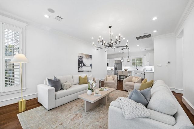 705 W 9th Street, Houston, TX 77007