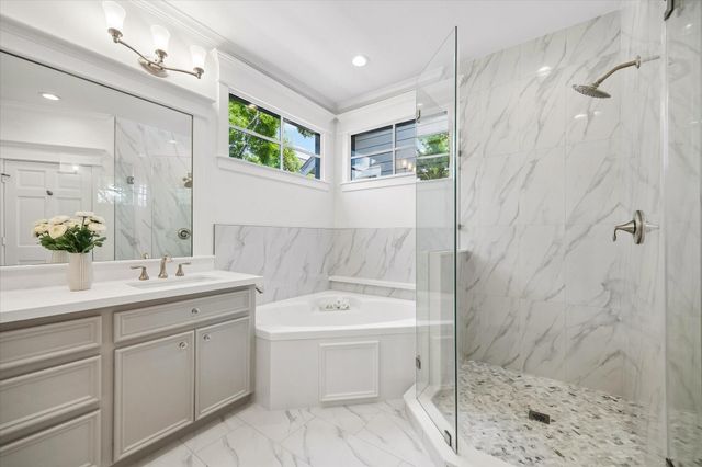 705 W 9th Street, Houston, TX 77007