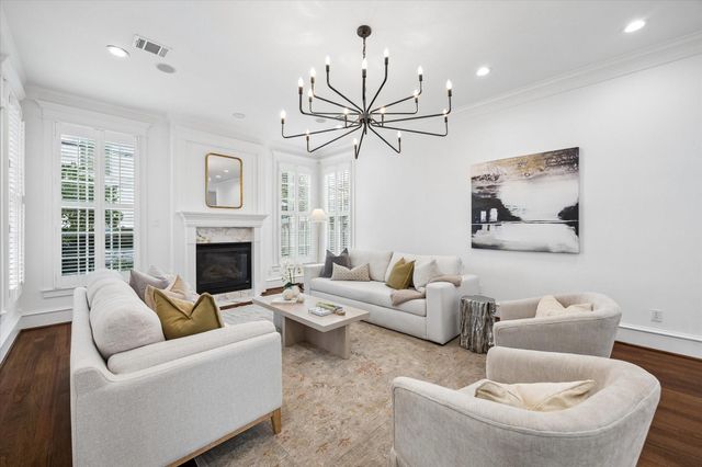 705 W 9th Street, Houston, TX 77007