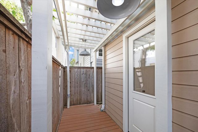 705 W 9th Street, Houston, TX 77007