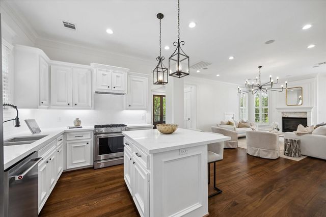 705 W 9th Street, Houston, TX 77007