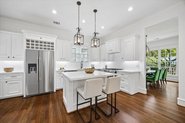 705 W 9th Street, Houston, TX 77007