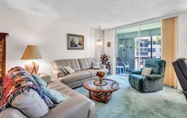 9511 N Hollybrook Lake Dr 207, Pembroke Pines, FL 33025