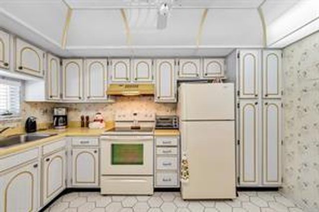 9511 N Hollybrook Lake Dr 207, Pembroke Pines, FL 33025