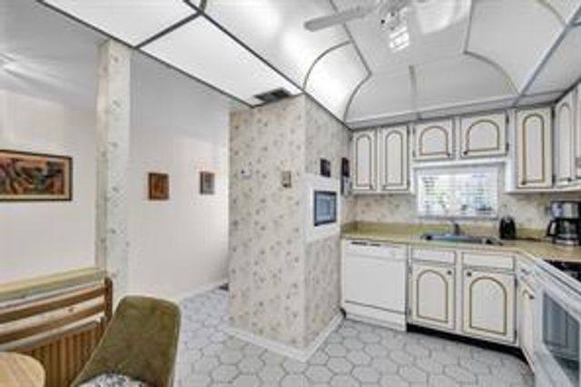 9511 N Hollybrook Lake Dr 207, Pembroke Pines, FL 33025