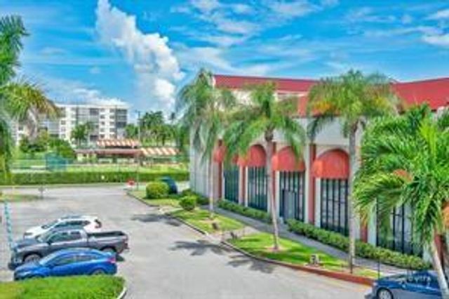 9511 N Hollybrook Lake Dr 207, Pembroke Pines, FL 33025