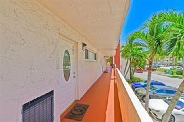 9511 N Hollybrook Lake Dr 207, Pembroke Pines, FL 33025