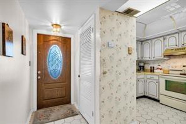 9511 N Hollybrook Lake Dr 207, Pembroke Pines, FL 33025