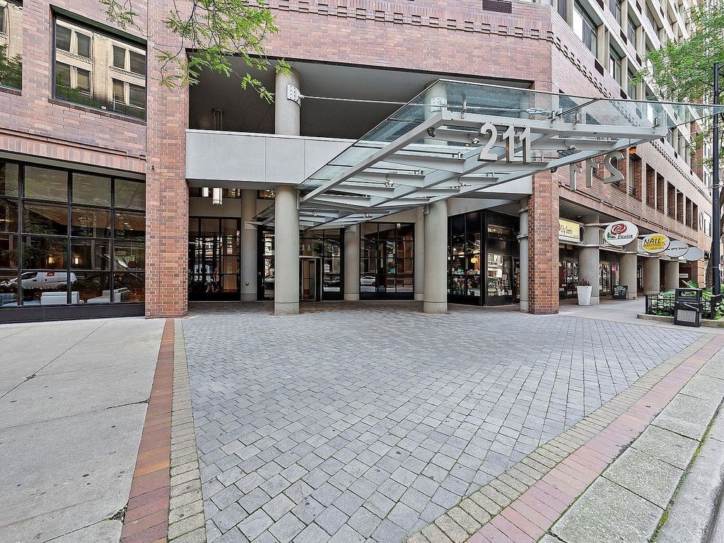 211 E Ohio Street 307, Chicago, IL 60611