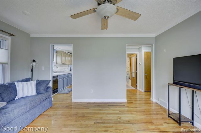 29329 Tawas Street, Madison Heights, MI 48071