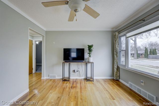 29329 Tawas Street, Madison Heights, MI 48071