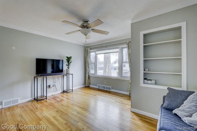 29329 Tawas Street, Madison Heights, MI 48071