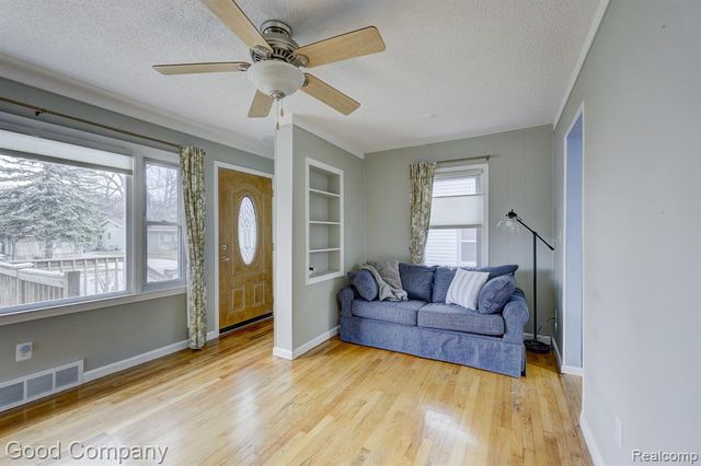 29329 Tawas Street, Madison Heights, MI 48071