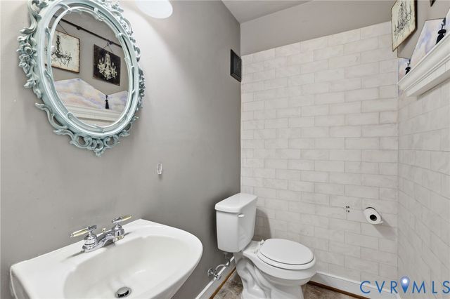 2450 Hillstream Dr, Rockville, VA 23146