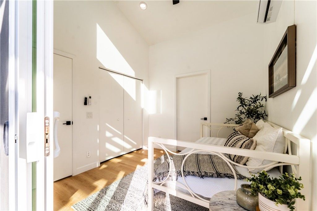 Image 13 of property listing at 16124 San Fernando Mission Blvd, Granada Hills, CA 91344