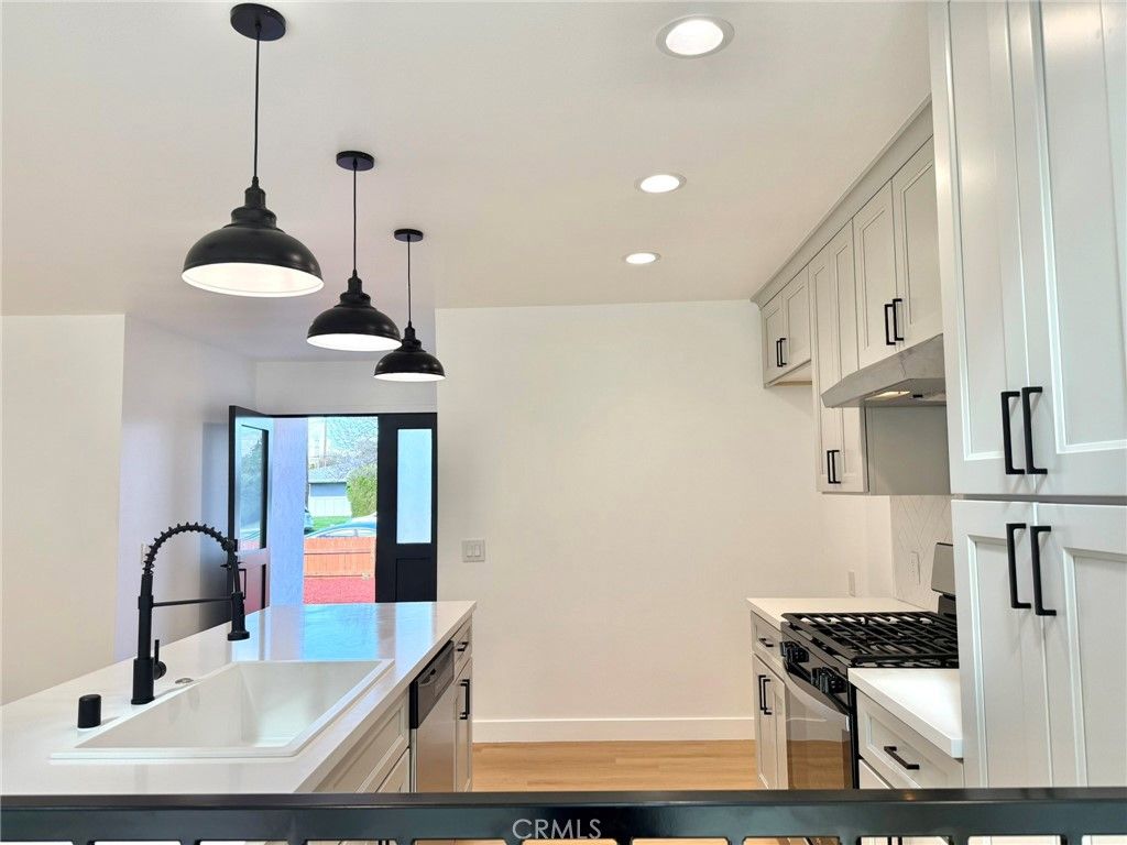 Image 37 of property listing at 16124 San Fernando Mission Blvd, Granada Hills, CA 91344