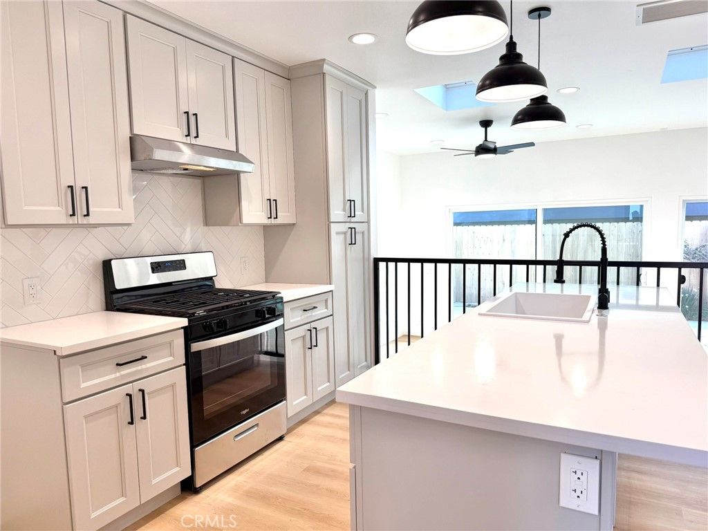 Image 39 of property listing at 16124 San Fernando Mission Blvd, Granada Hills, CA 91344