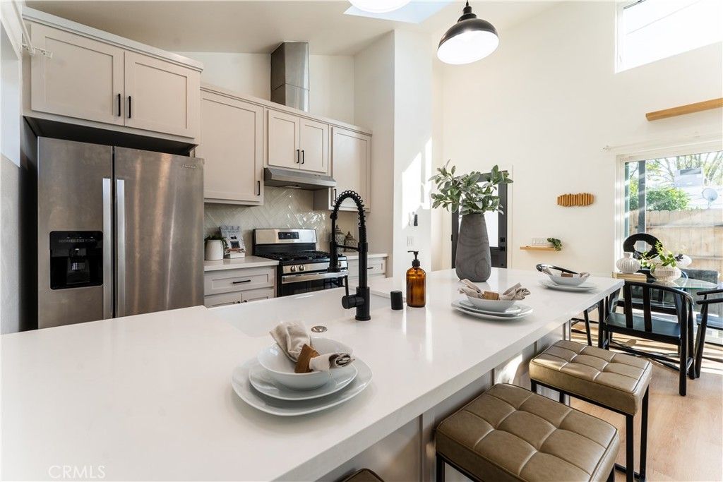 Image 7 of property listing at 16124 San Fernando Mission Blvd, Granada Hills, CA 91344