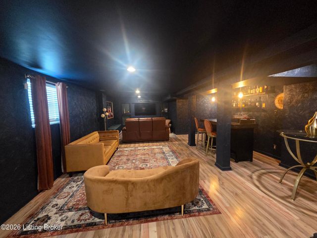 7106 Astin Ct, Louisville, KY 40219