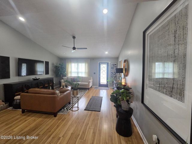 7106 Astin Ct, Louisville, KY 40219
