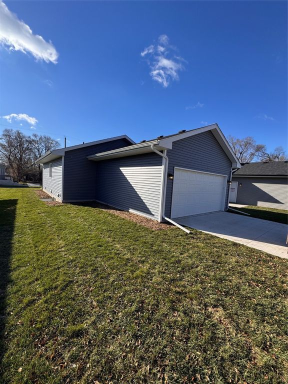 2552 Onawa Street, Des Moines, IA 50317