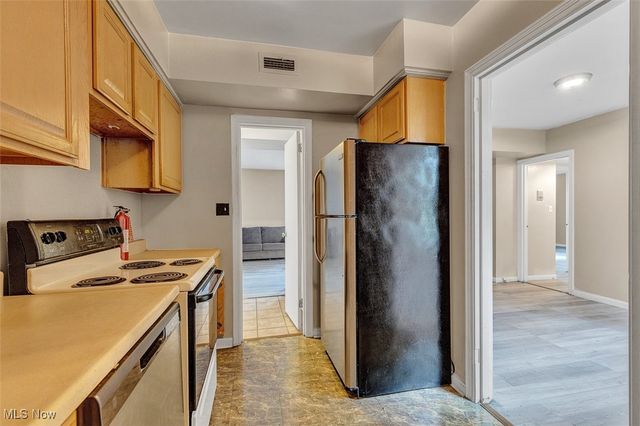 15825 Van Aken Boulevard 105W, Shaker Heights, OH 44120