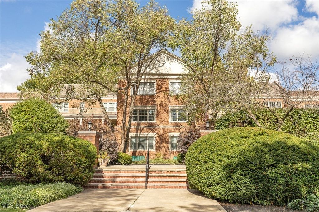 15825 Van Aken Boulevard 105W, Shaker Heights, OH 44120