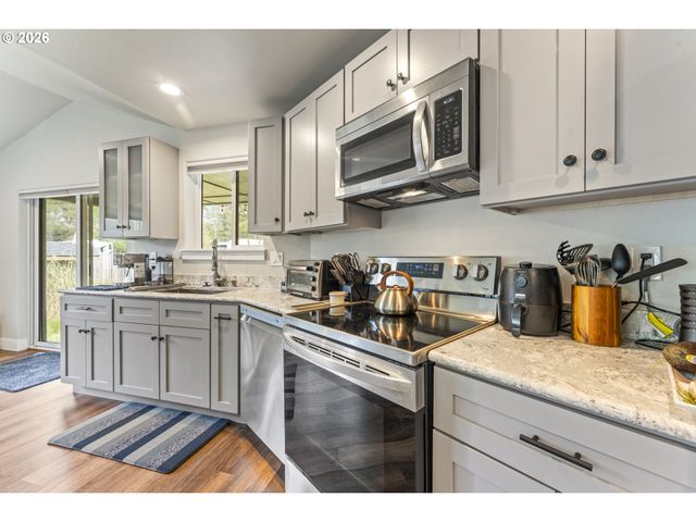 55503 MADRONE Dr, Bandon, OR 97411