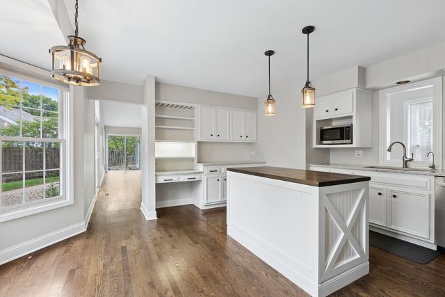 464 Park Barrington Drive, Barrington, IL 60010