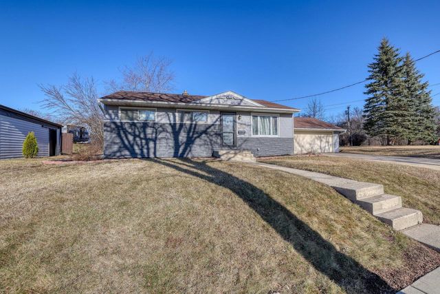 1516 Evergreen DRIVE, Waukesha, WI 53188