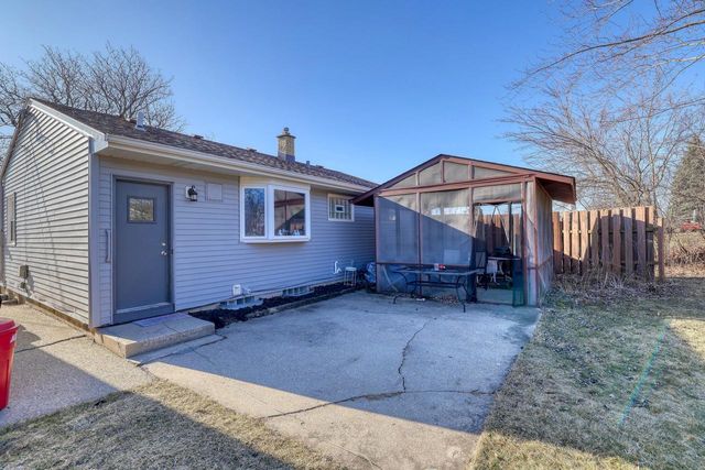 1516 Evergreen DRIVE, Waukesha, WI 53188