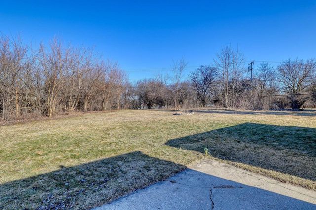 1516 Evergreen DRIVE, Waukesha, WI 53188