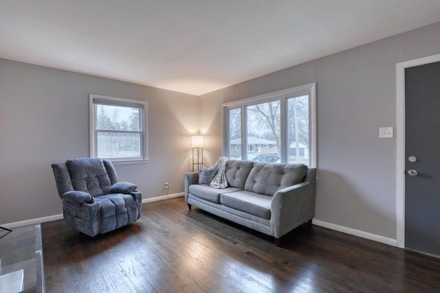 1516 Evergreen DRIVE, Waukesha, WI 53188