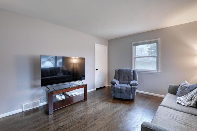 1516 Evergreen DRIVE, Waukesha, WI 53188