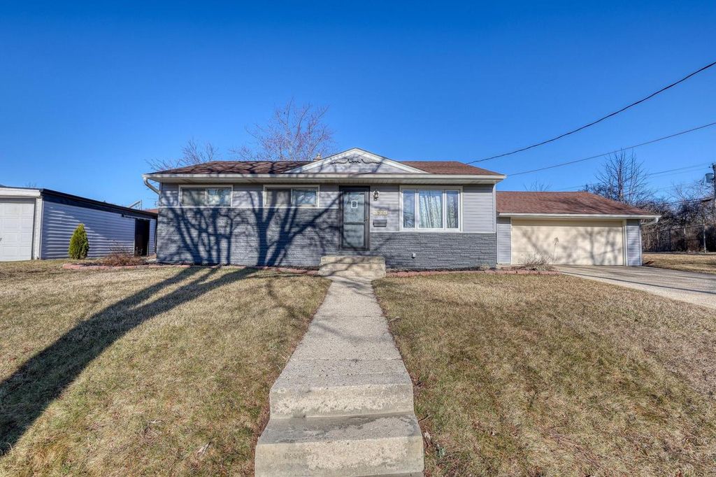 1516 Evergreen DRIVE, Waukesha, WI 53188