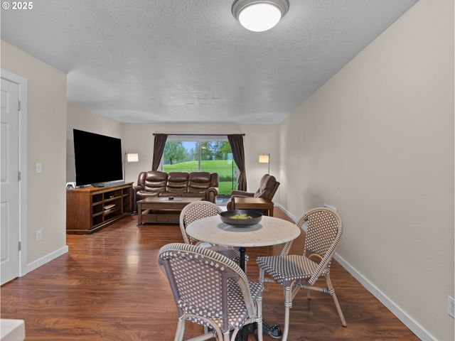 1256 Ne HOGAN Dr, Gresham, OR 97030